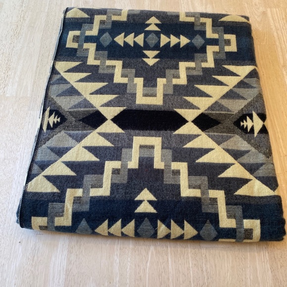 COPY - Gorgeous Alpaca soft blanket. New n… - Picture 4 of 6